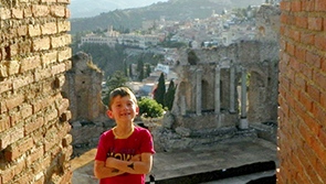 voyage-sicile-en-famille-famille-taormine-theatre-antique