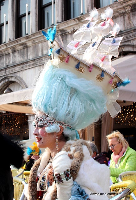 Eure. Elle va vivre le Carnaval de Venise avec son costume fait main