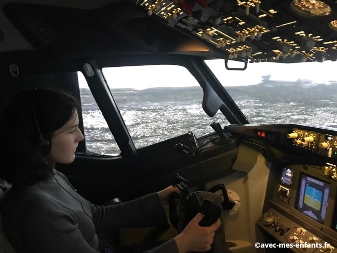 Simulalteur de vol boeing 737 avec un ado